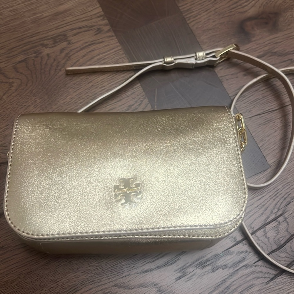 Tori Burch Gold Caitlin leather crossbody bag. Brand new never used.